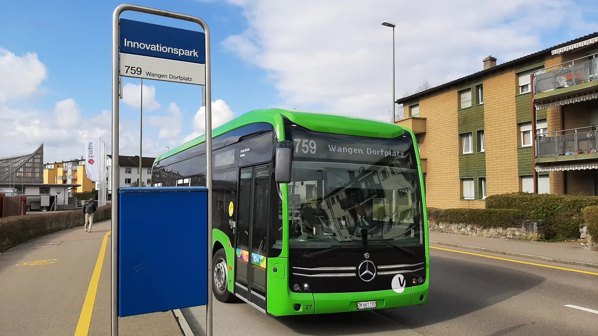 Aktuell setzen die Verantwortlichen auf die Erschliessung mit dem 759er-Bus. Doch in Zukunft wird das nicht mehr reichen. Bushaltestelle mit der Aufschrift «Innovationspark». Dazu ein grüner Bus der Linie 759.
